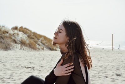 坐在白沙滩上的女人